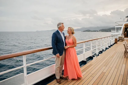 Couple élégant sur le pont avant d'un paquebot de croisière tour du monde en pleine mer