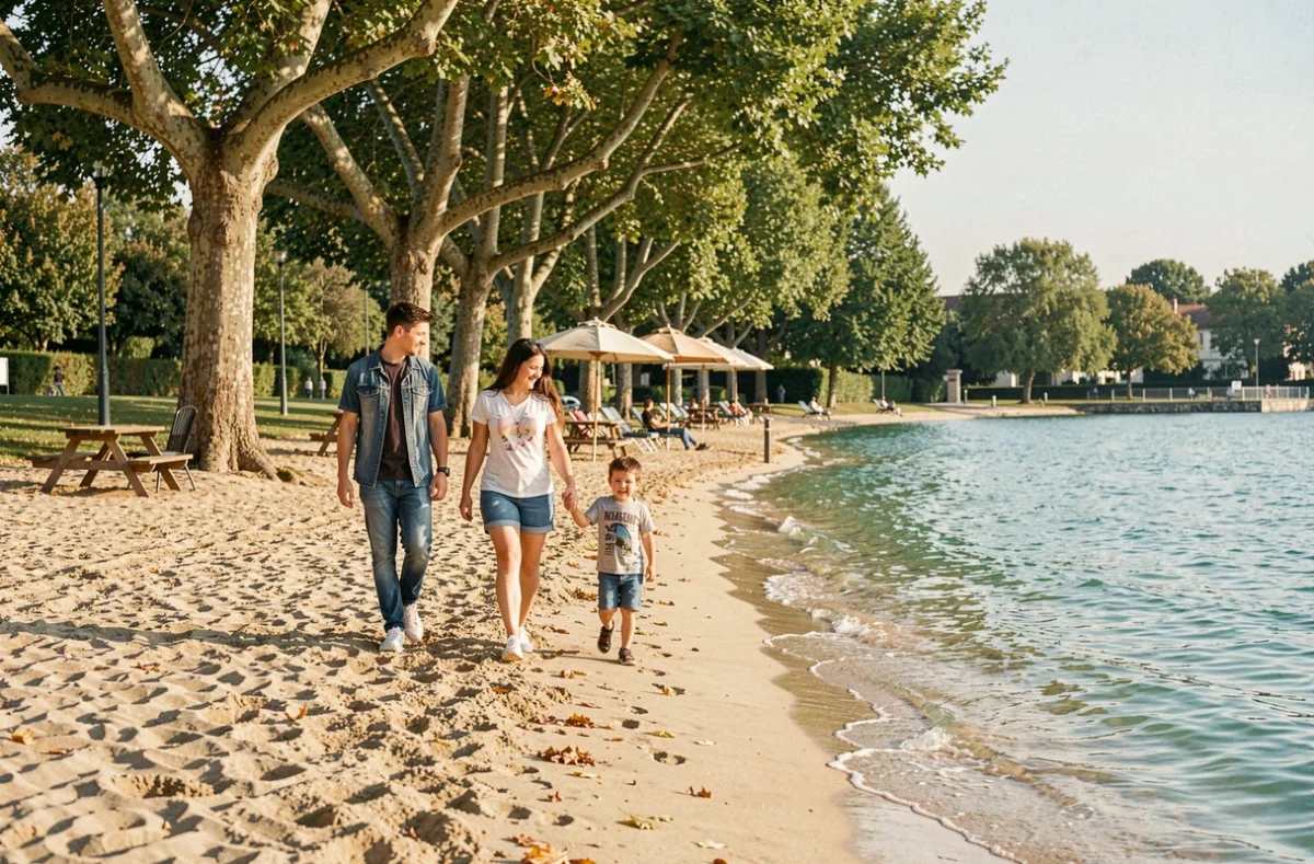 Famille se promenant sur la plage du Domaine départemental de la Plage Bleue à Valenton