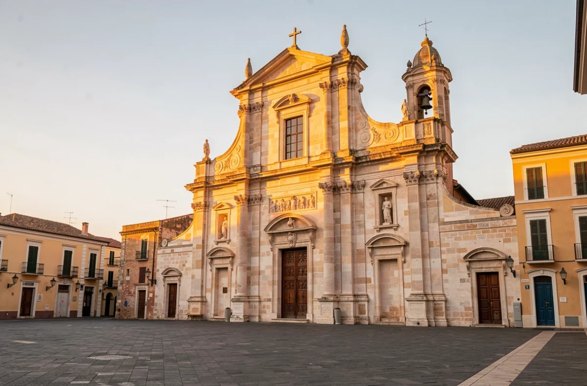 Façade baroque en pierre claire à Lecce au coucher du soleil