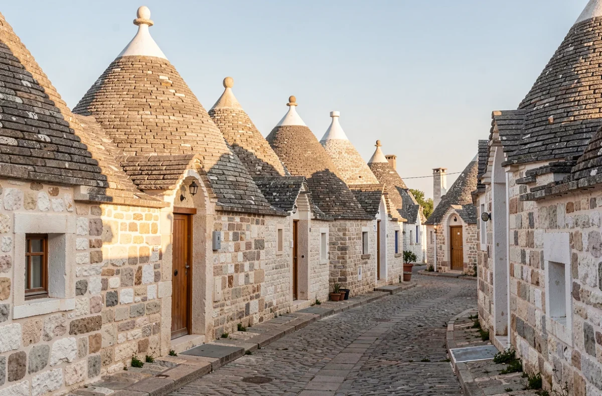 Maisons trulli aux toits coniques dans une ruelle d'Alberobello